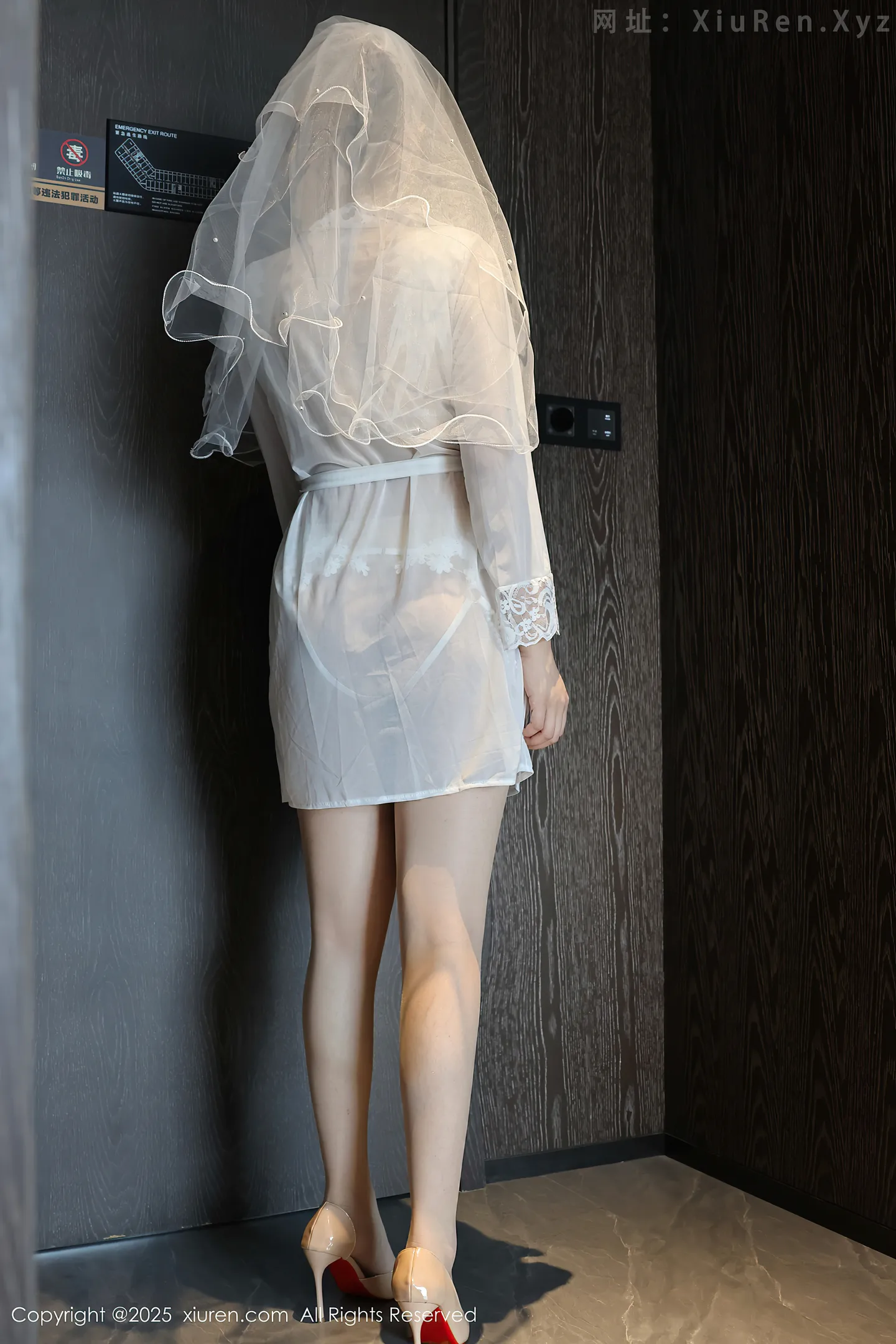 图片[4]-[XiuRen秀人网]VOL.10559 新人模特糯梨子性感白色情趣婚纱配白色丝袜秀曼妙身姿诱惑写真70P-秀人网官方网站